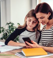 Eltern und Lehrende unterstützen Kinder und Jugendliche bei der Nutzung von Social Media